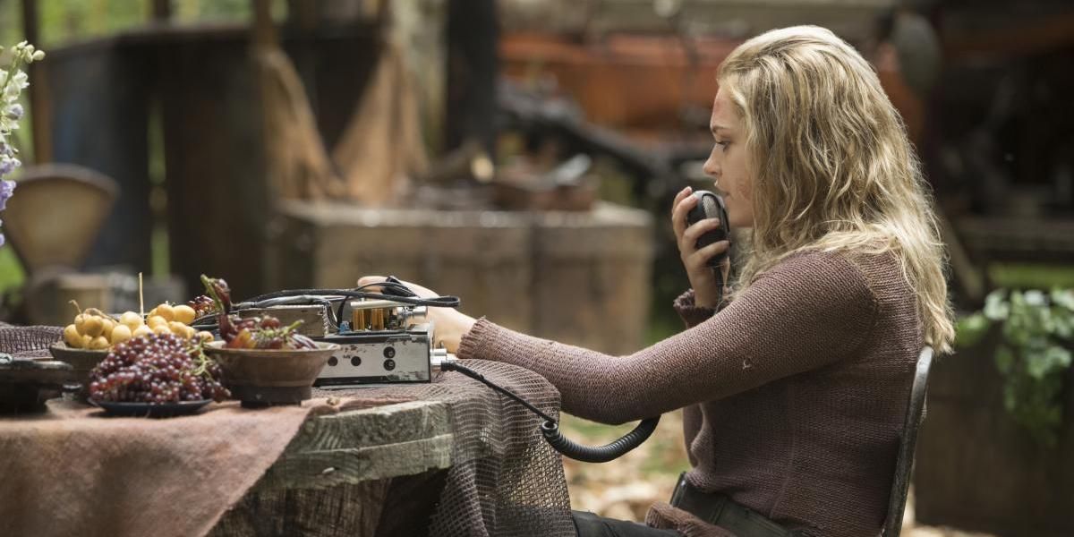 Clarke Griffin using a radio on Earth to try to contact a spaceship in The 100 season 5