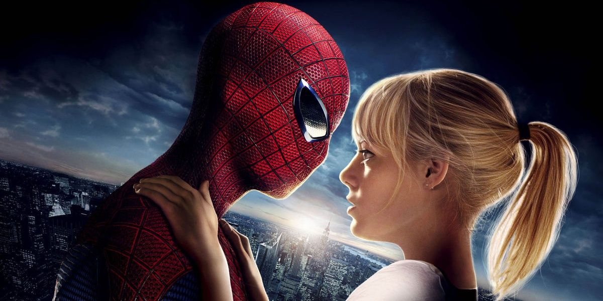 Spider-Man hugging Gwen Stacy in Amazing Spider-Man.