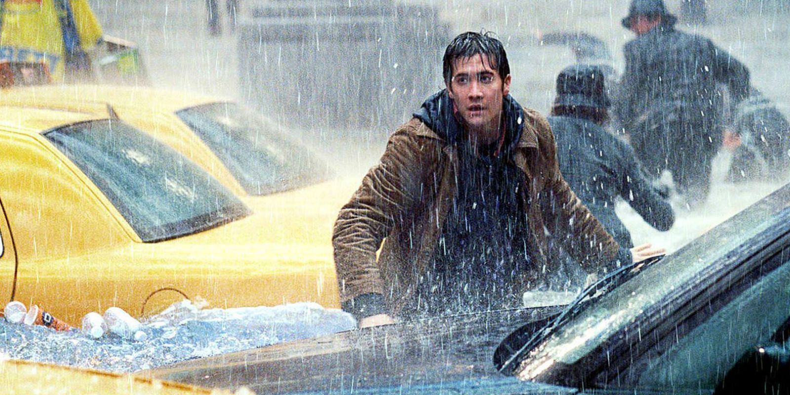 Jake Gyllenhaal walking in a flood New York in The Day After Tomorrow