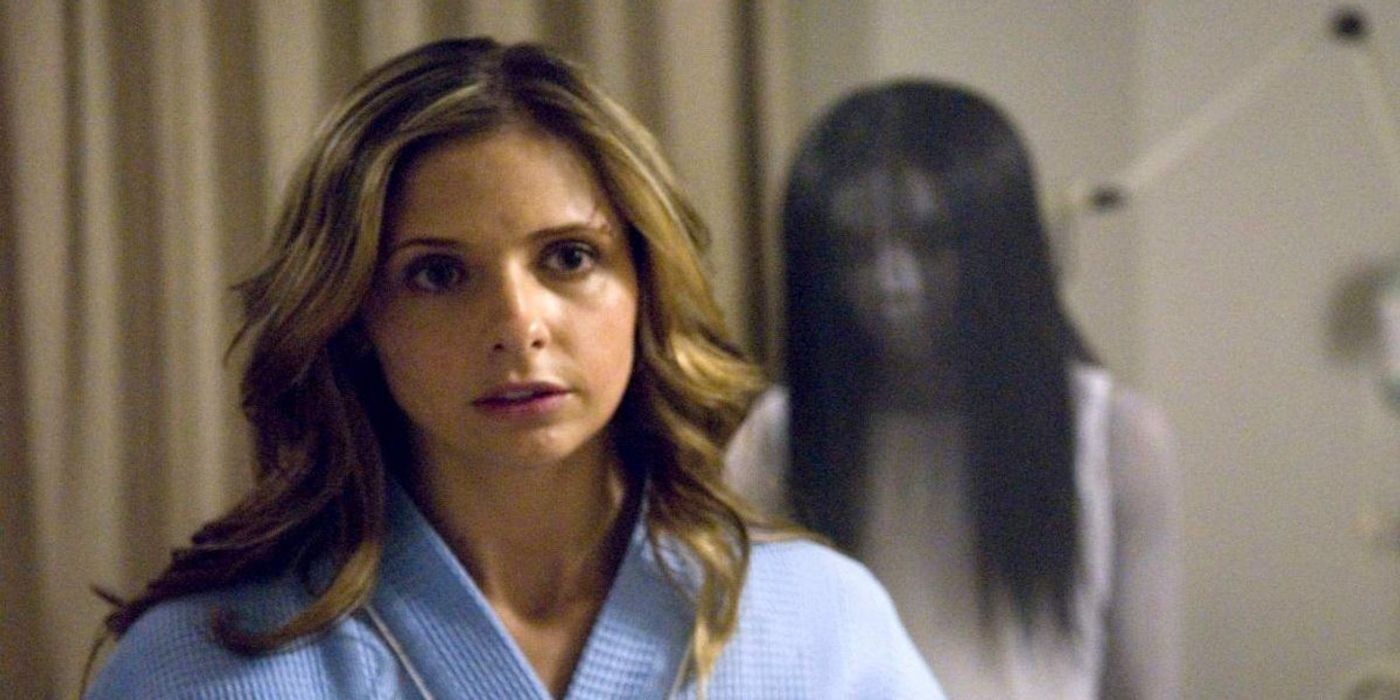 Sarah Michelle Gellar with a ghost behind her in The Grudge
