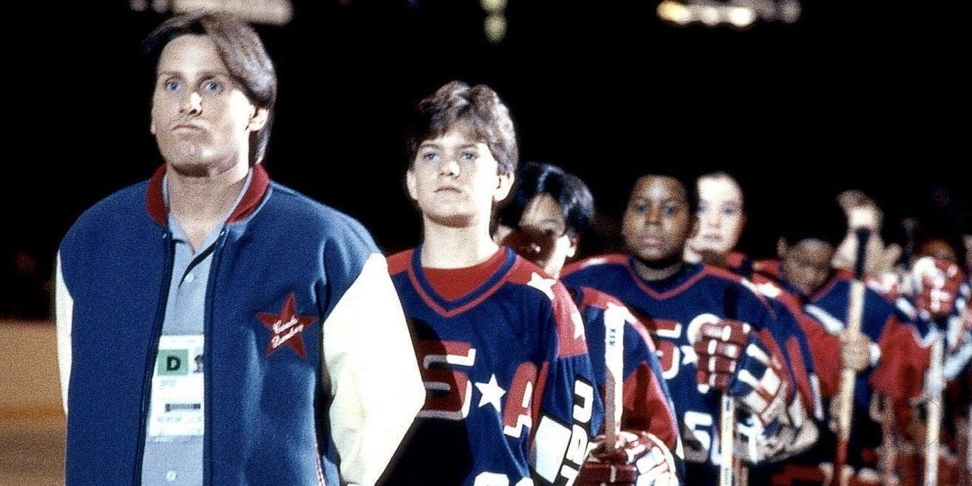 Gordon y los patos están parados sobre el hielo en The Mighty Ducks.