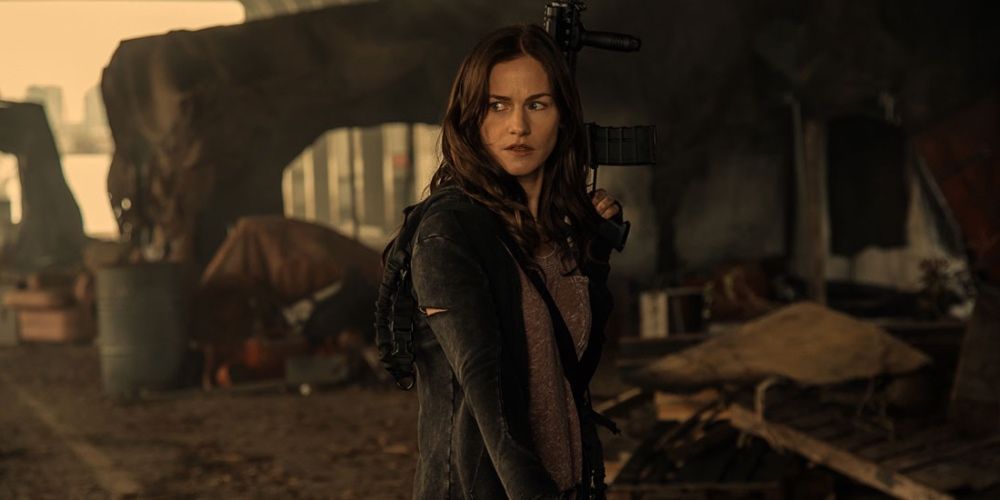 5 Similarities Between Wynonna Earp & Vanessa Van Helsing (& 5 Differences)