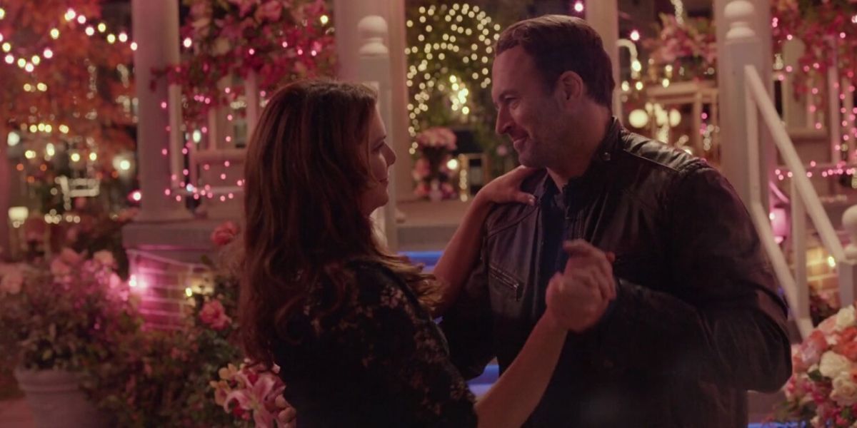 Lorelai and Luke slow dancing at their wedding in Gilmore Girls: A Year In The Life