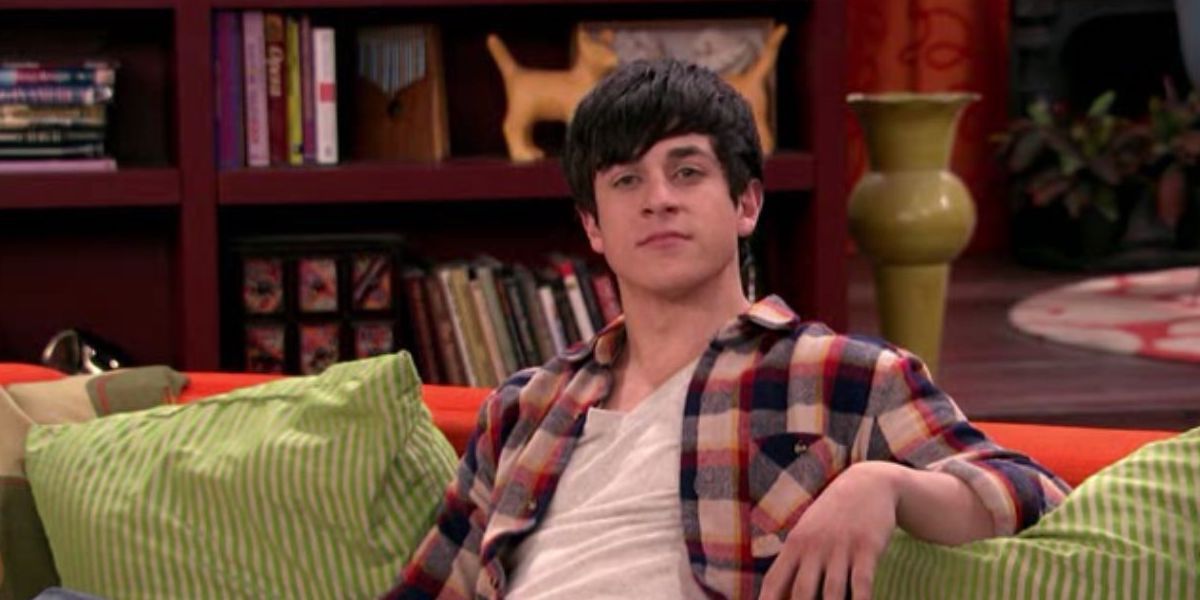 David Henrie in Wizards of Waverly Place sitting on a couch