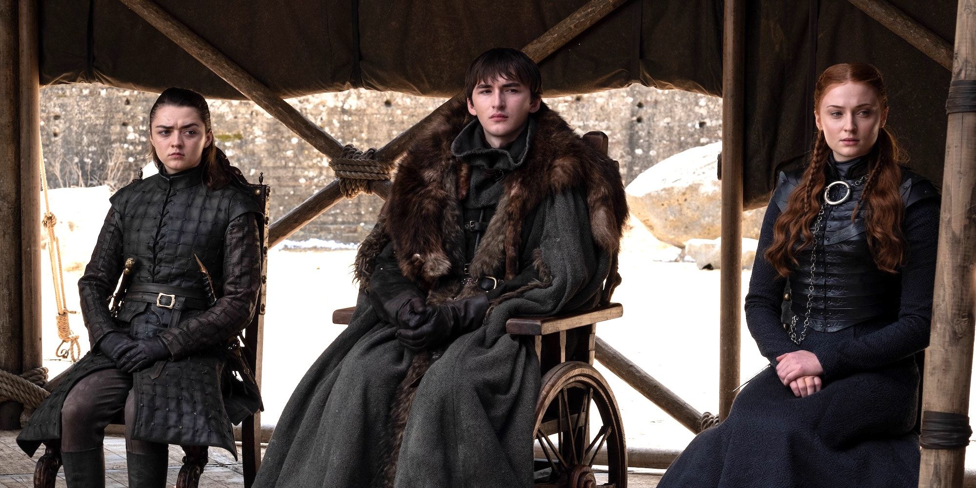 Arya, Bran e Sansa sentados um ao lado do outro em Game of Thrones.