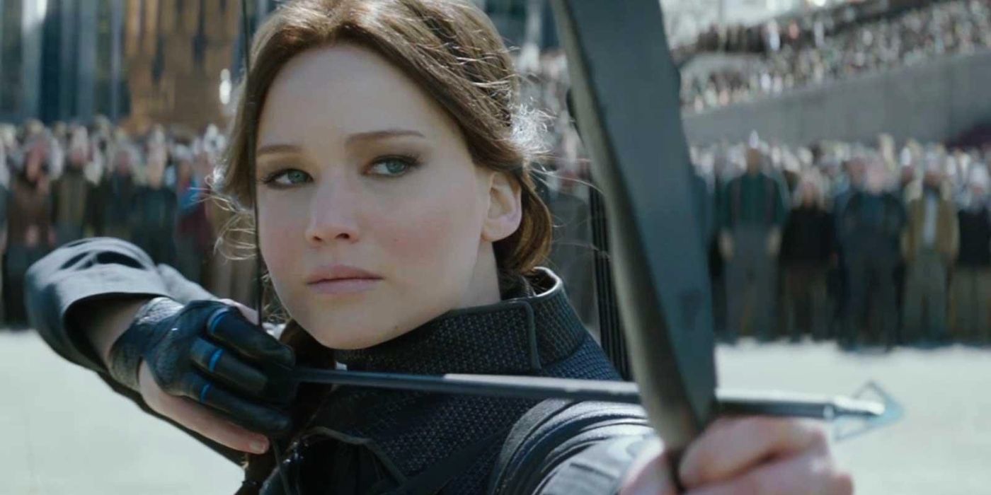Katniss draws her bow in The Hunger Games Mockingjay Part 2.