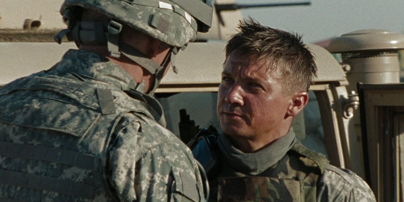 Jeremy Renner talking to another soldier in The Hurt Locker