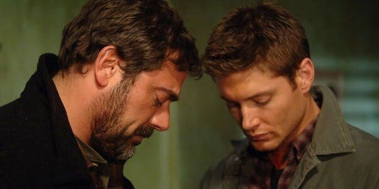 Dean et John regardant vers le bas dans Supernatural