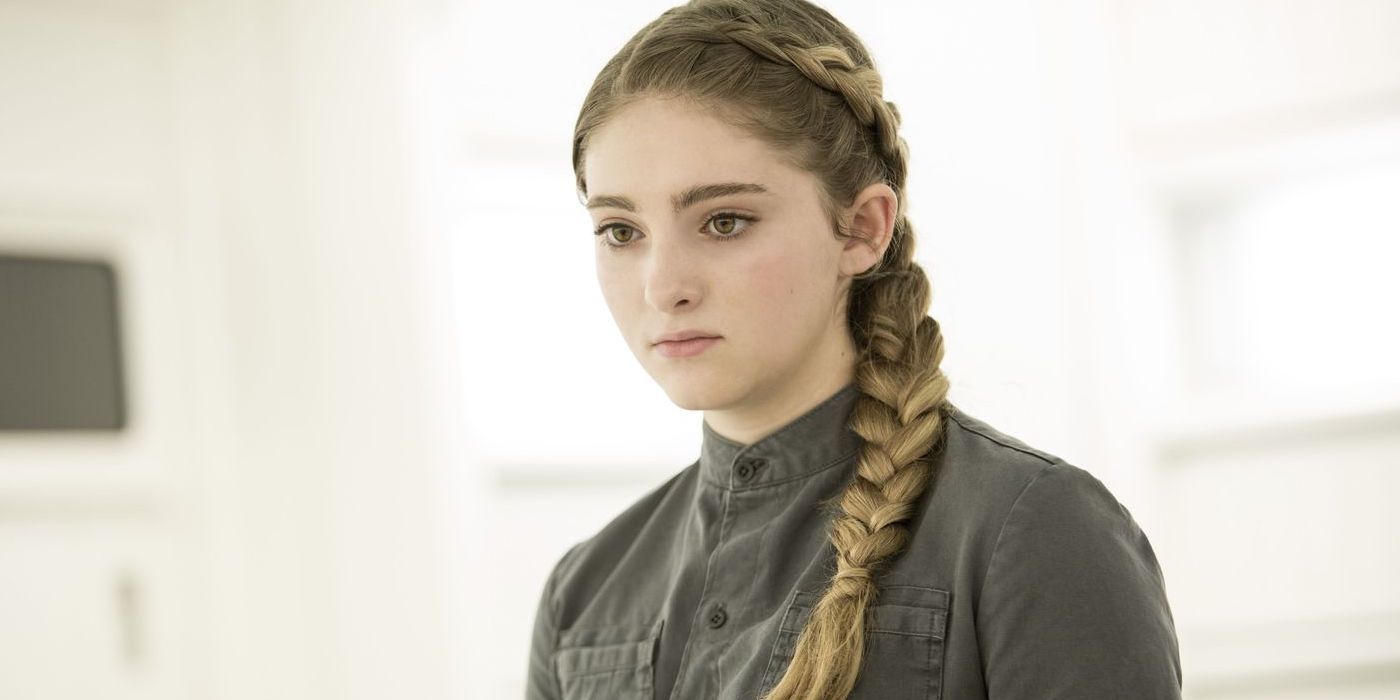 Primrose Everdeen (Willow Shields) with her hair in a braid in a white room in Hunger Games: Mockingjay