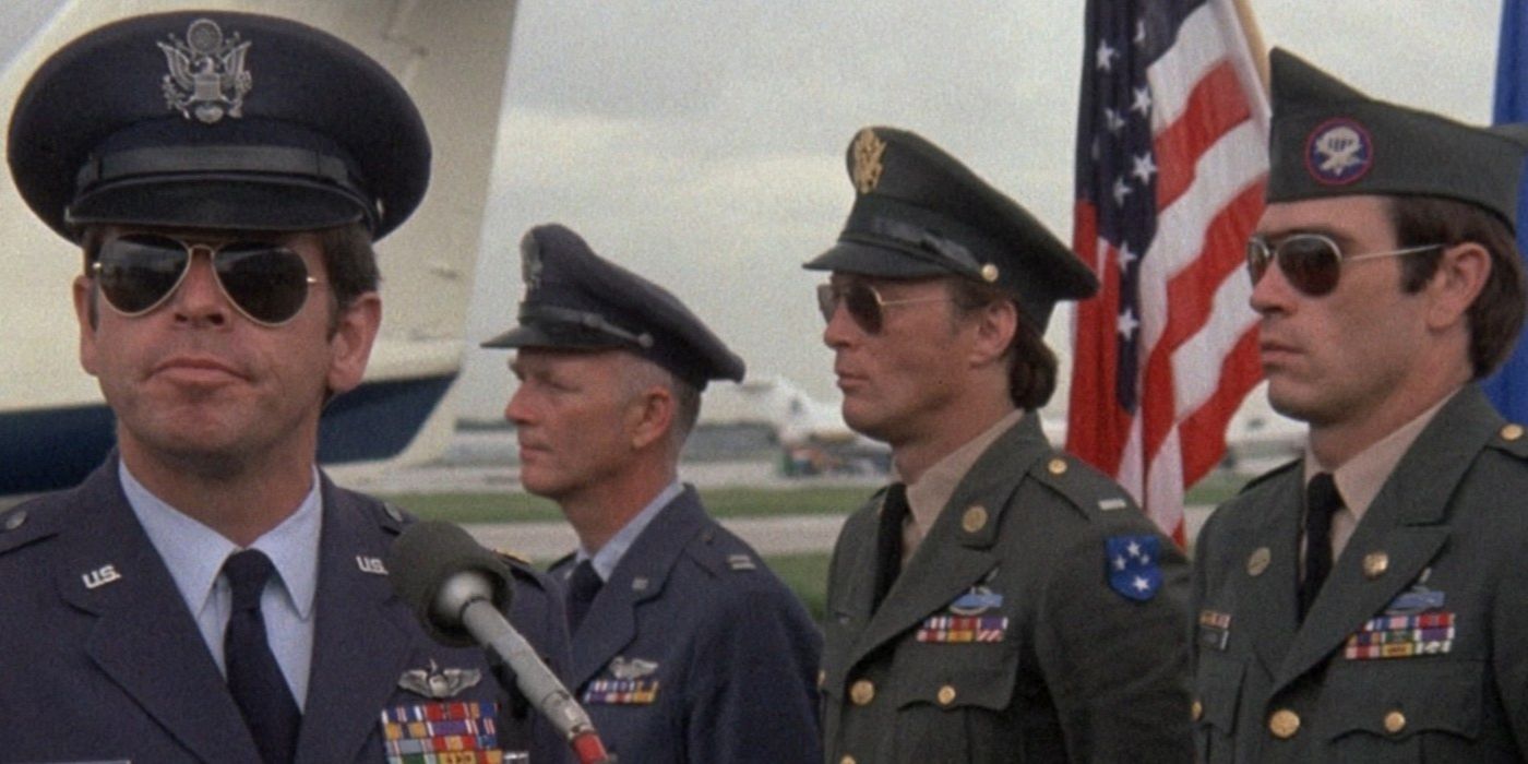 William Devane standing with soldiers in Rolling Thunder