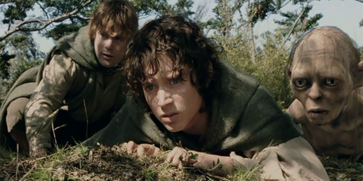 Sam, Gollum and Frodo looking over a crest in The Two Towers