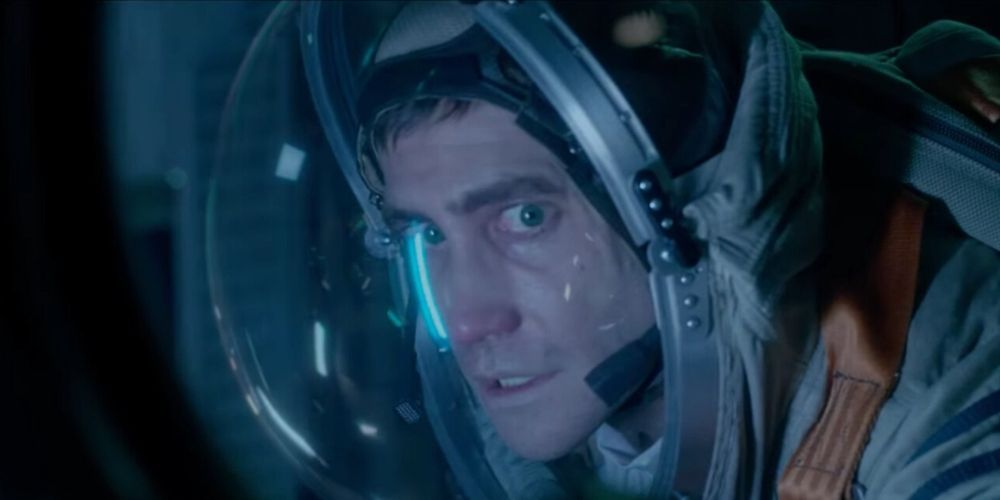 Jake Gyllenhaal em um traje espacial em Life