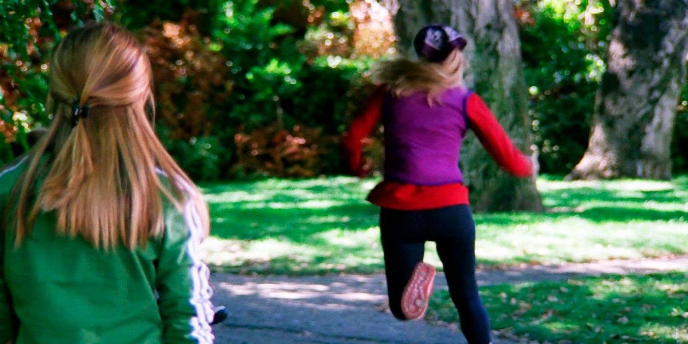 Rachel watches Phoebe’s weird run in the park