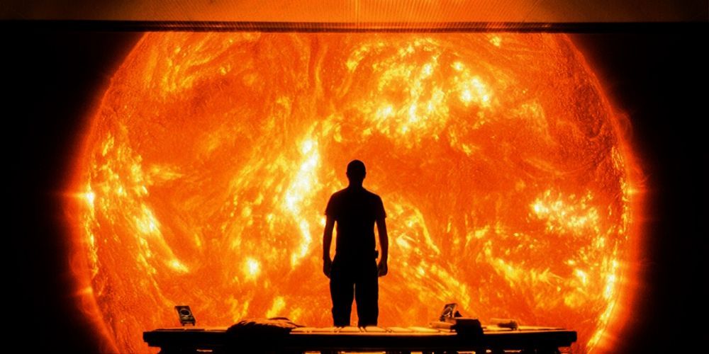 Figure against the sun in Danny Boyle's Sunshine
