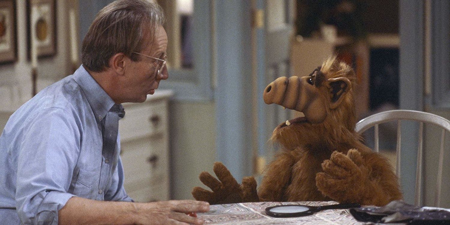 Alf and WIllie talking at the table in ALF