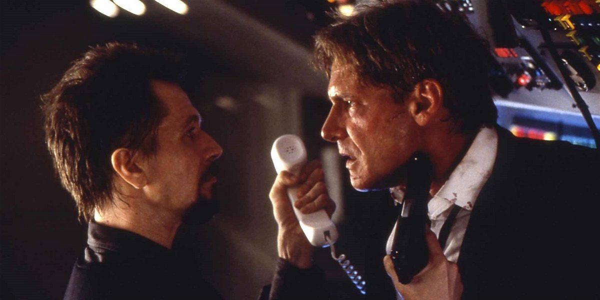 Gary oldman and Harrison Ford face to face in Air Force One