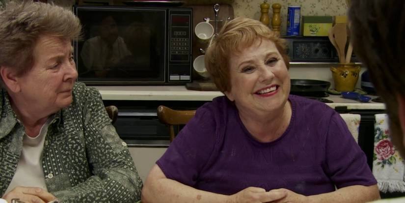 Mac and Charlie's moms sitting next to each other in It's Always Sunny.
