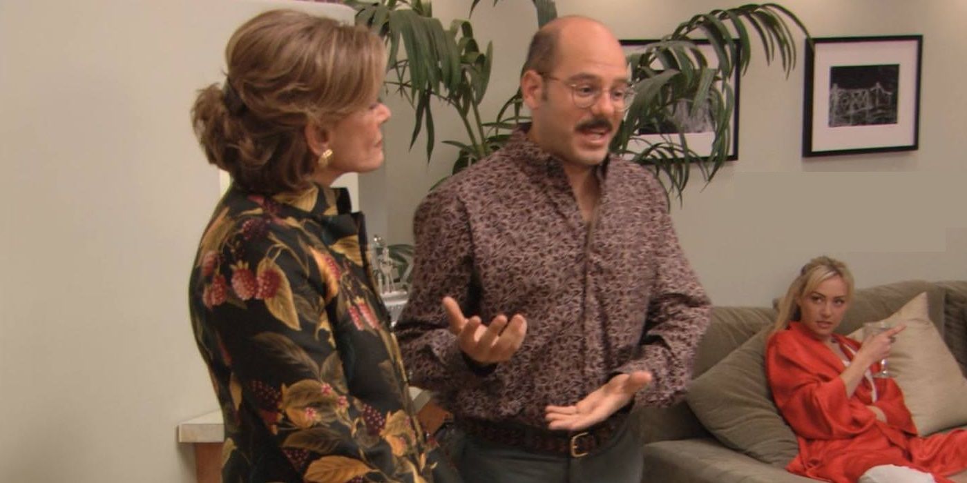 Tobias speaks with Lucille and Lindsay in Arrested Development.