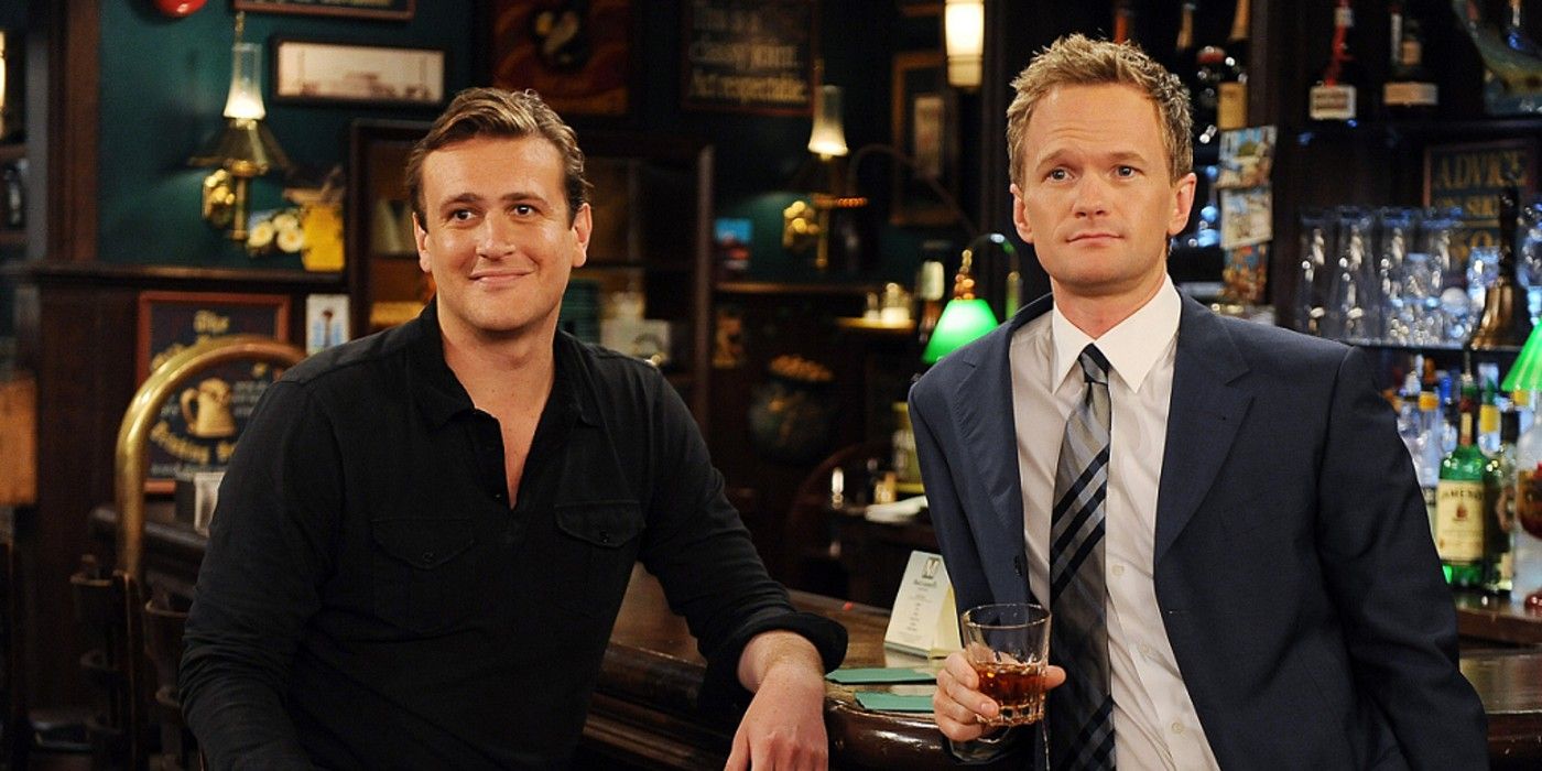 Barney and Marshall at the bar in How I Met Your Mother.