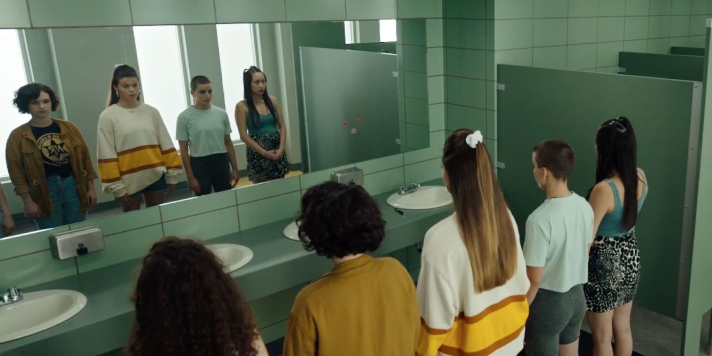 Candyman 2020 Girls At Bathroom Mirror