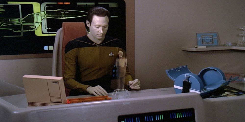 Data assiste a um holograma de Tasha Yar de Star Trek TNG