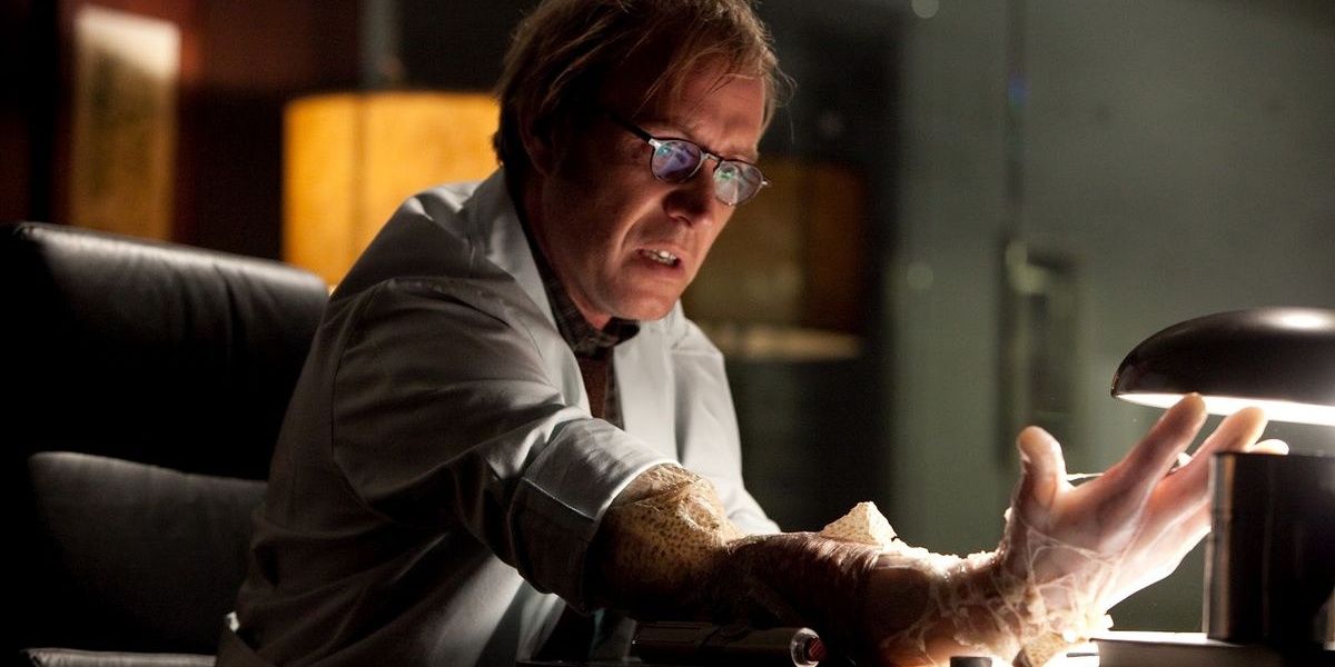Dr Curt Connors experimenting in his lab in The Amazing Spider-Man