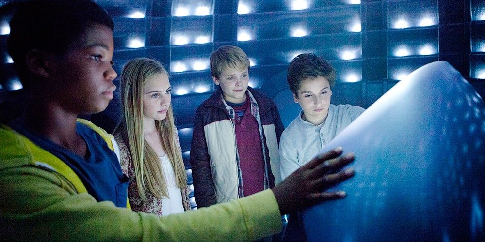The kids from Earth To Echo surrounded by lights