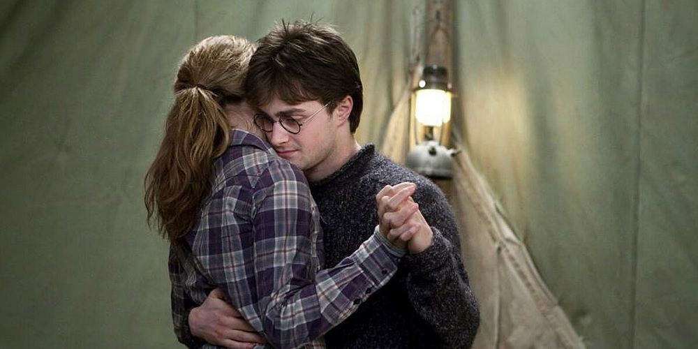 Harry and Hermione dancing in Harry Potter.