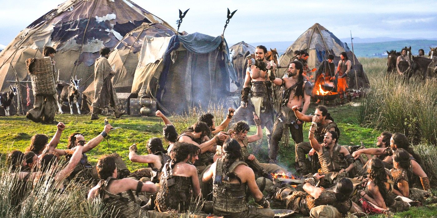 Os Dothraki sentados em um campo comemorando em Game of Thrones.