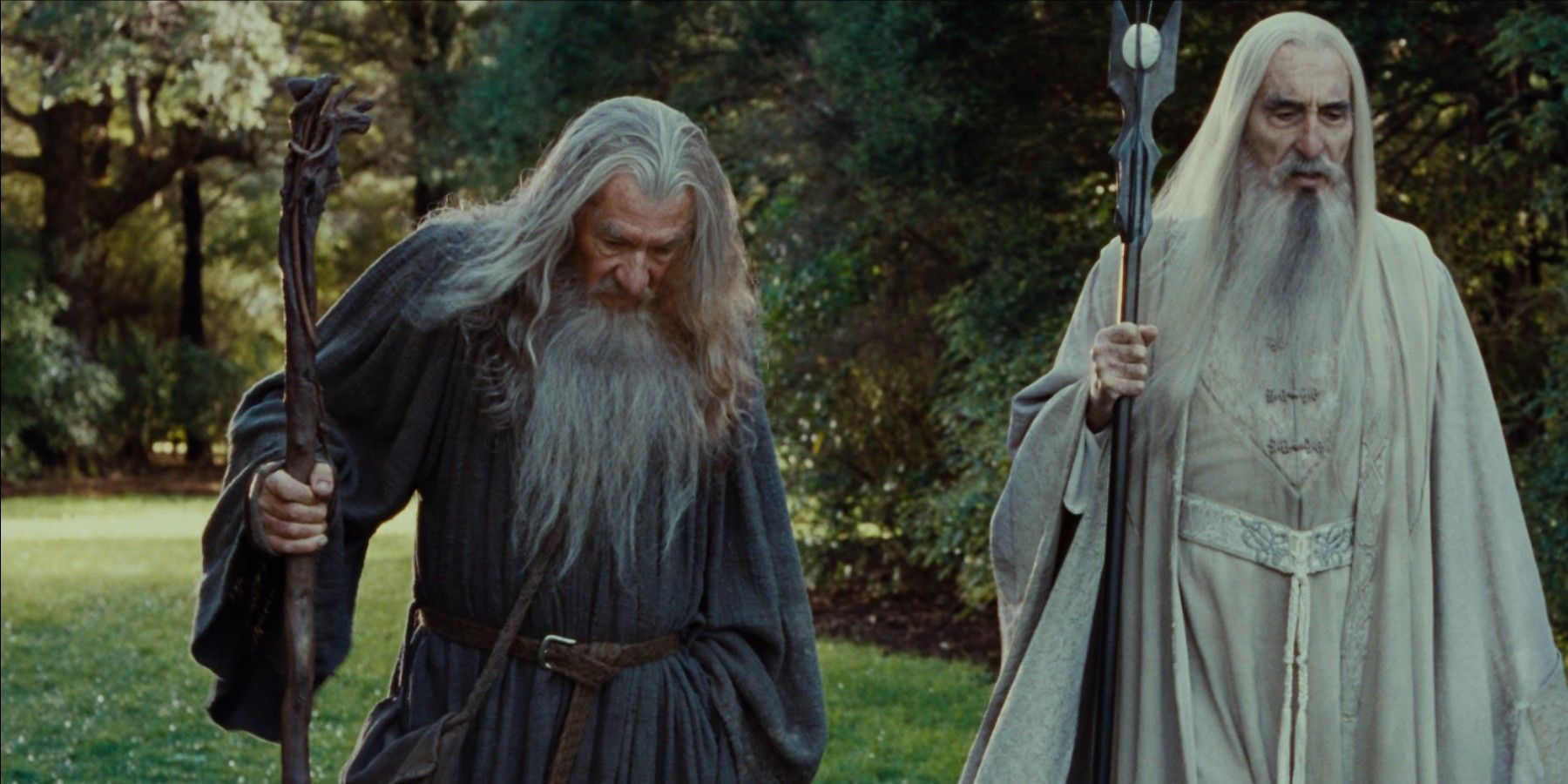 Saruman caminha com Gandalf em O Senhor dos Anéis.