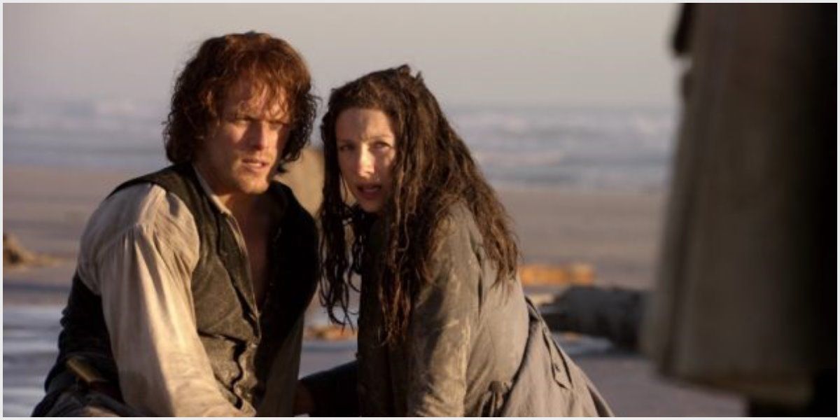 Jamie and Claire together at a beach