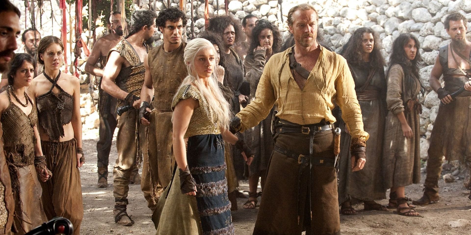 Daenerys e Jorah Mormont com os Dothraki atrás deles em Game of Thrones.