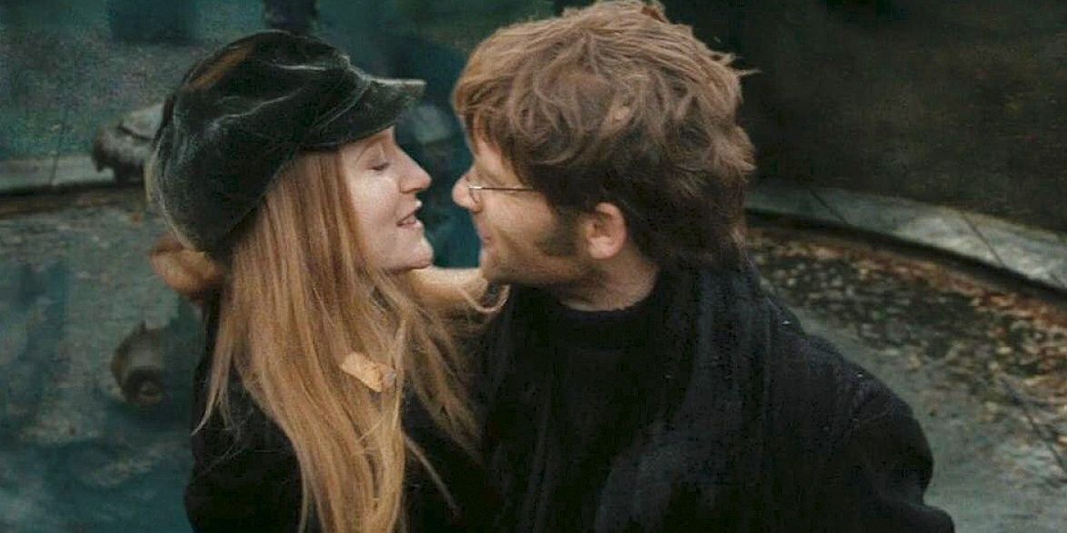 Lily and James about to kiss in Harry Potter.