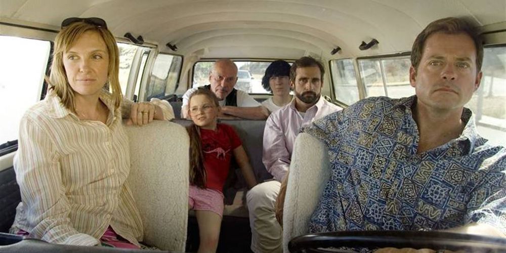 Membros do elenco de Little Miss Sunshine sentados juntos em um microônibus