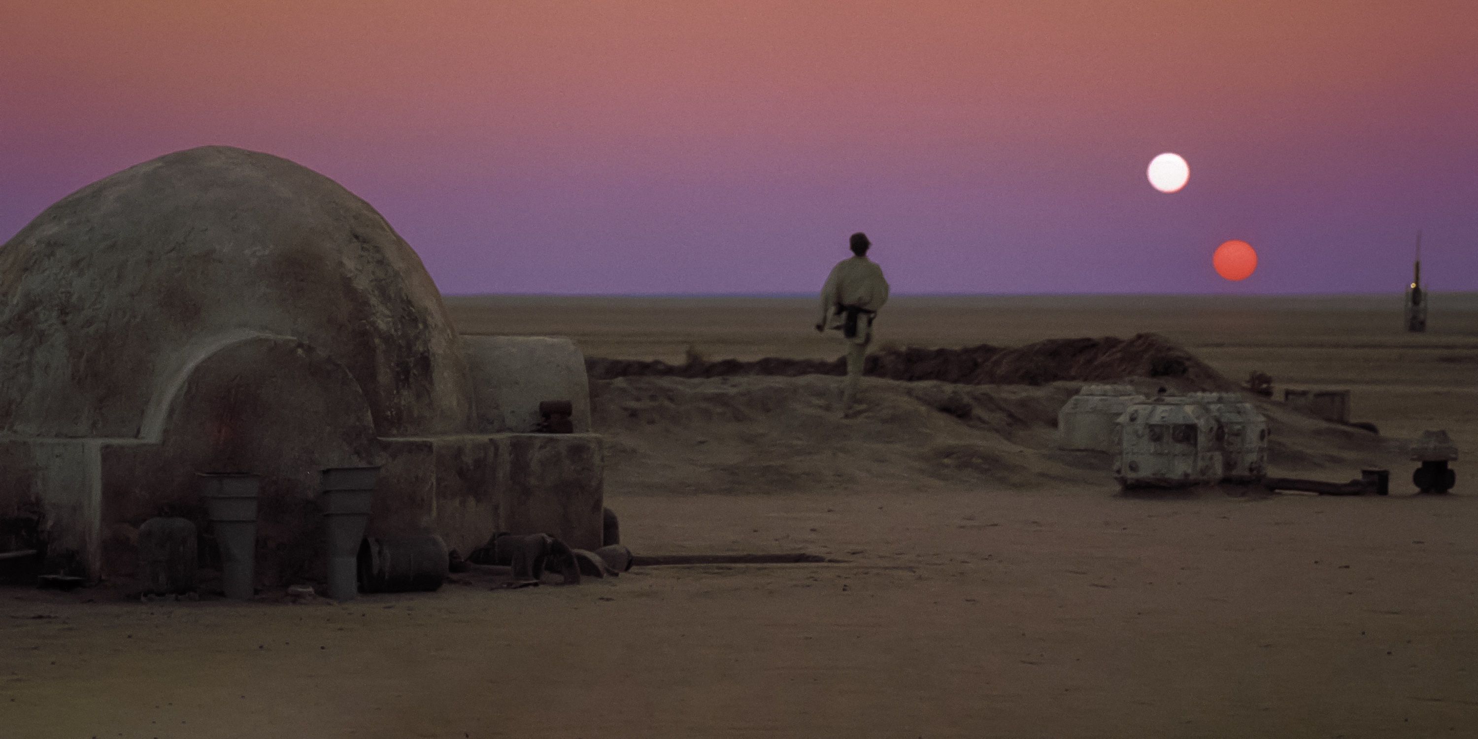 Luke Skywalker com o céu de Tatooine ao pôr do sol ao fundo em Star Wars: A New Hope
