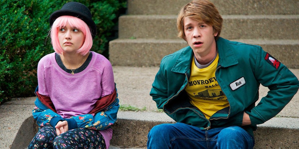 Rachel and Greg sitting on some stairs in Me And Earl And the Dying Girl