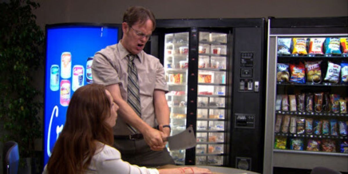 Dwight tenta cortar o braço de Nellie em The Office