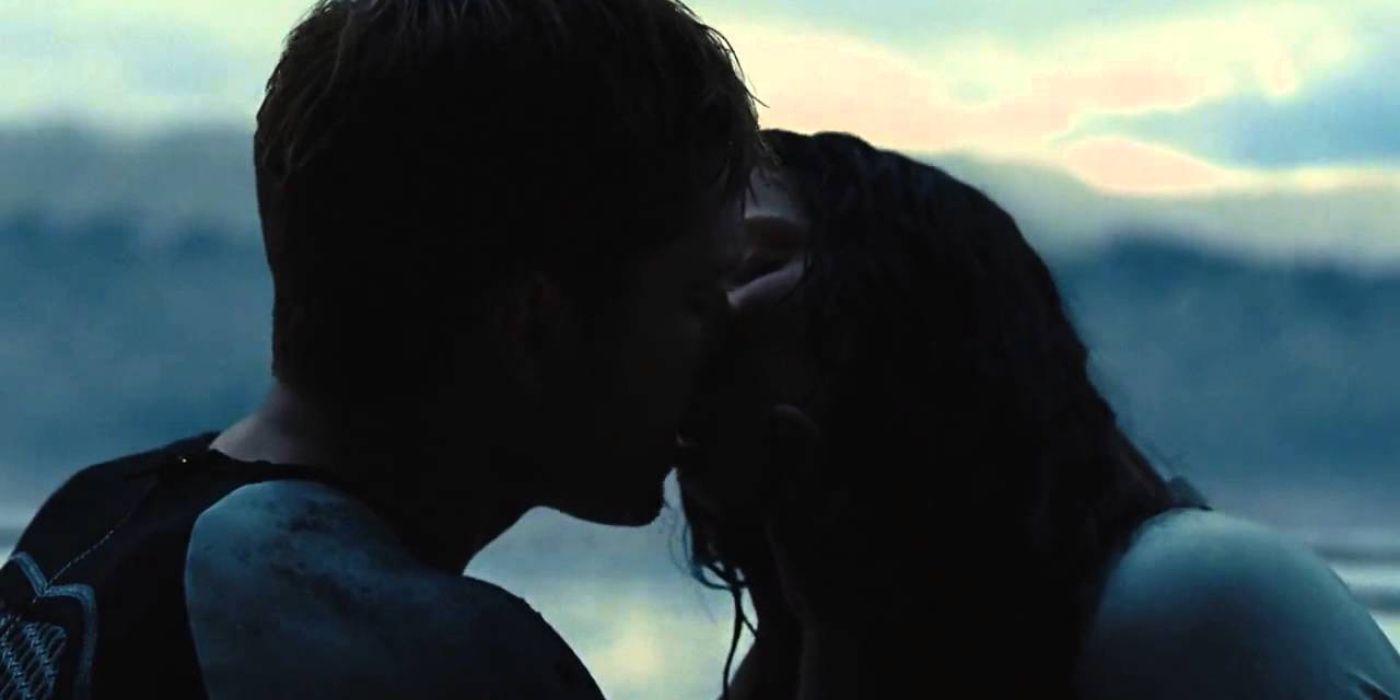 Katniss Everdeen kissing Peeta in Catching fire