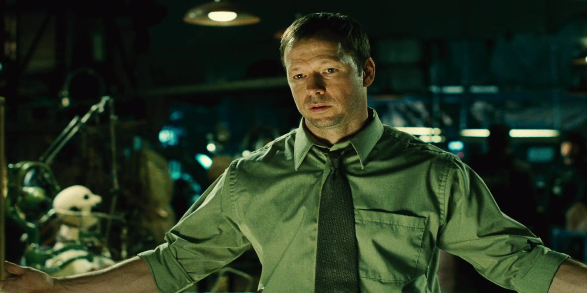 Detective Matthews with his arms open in Saw II.
