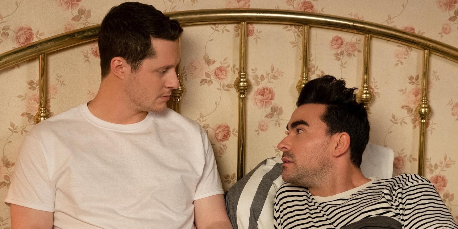 Patrick e David na cama juntos em Schitt's Creek