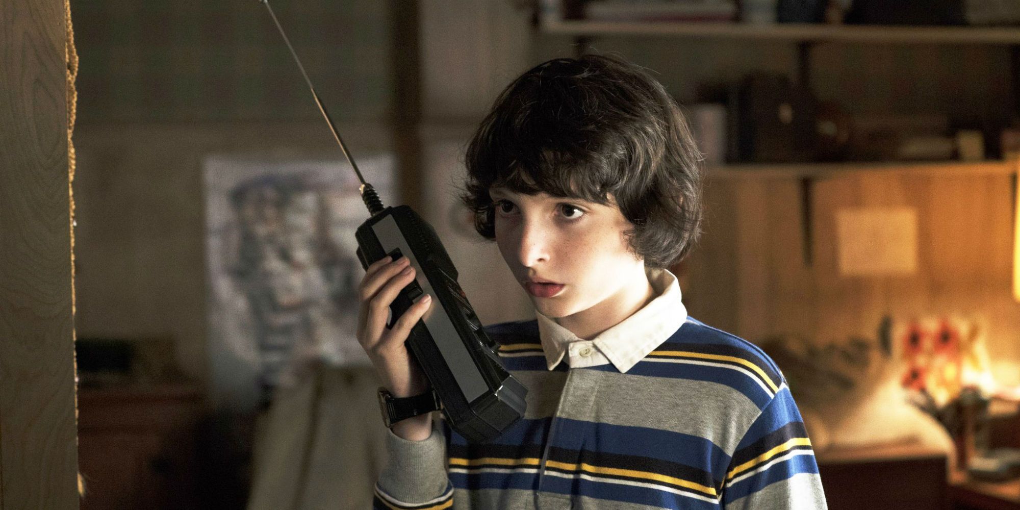 Mike Wheeler falando em seu Walkie Talkie em Stranger Things