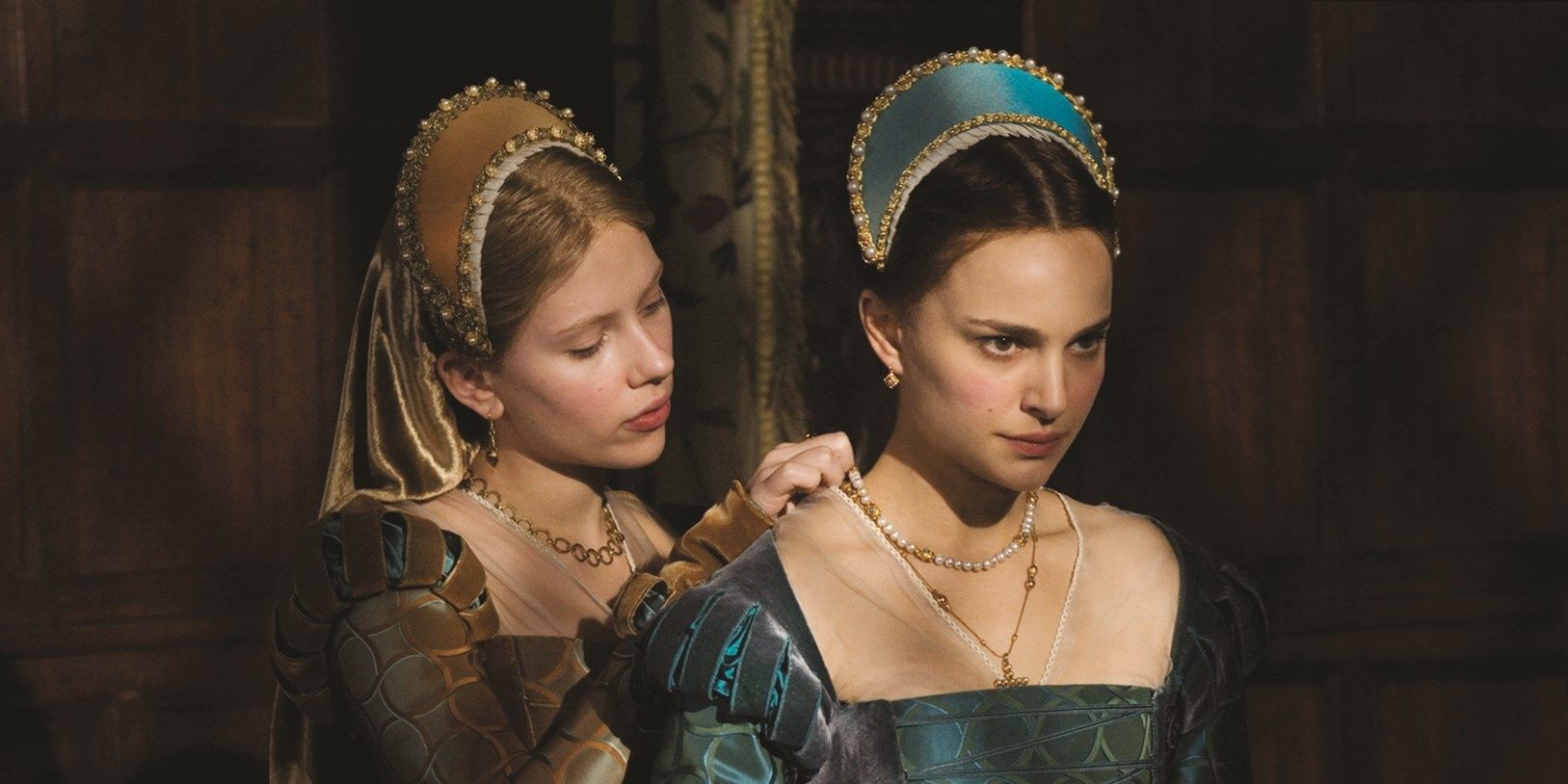 Natalie Portman as Anne and Scarlett Johansson as Mary in The Other Boleyn Girl