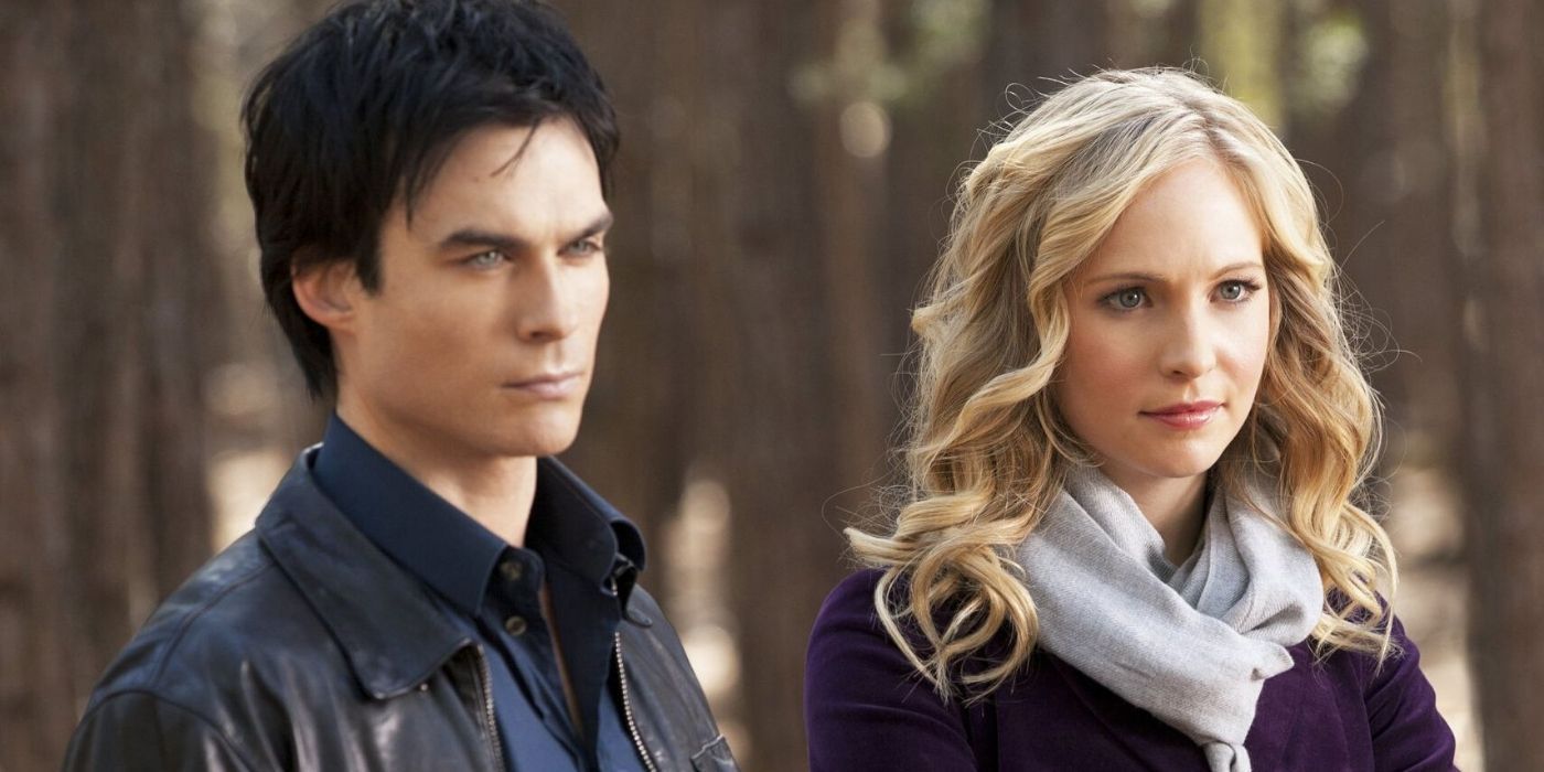 Caroline e Damon parados um ao lado do outro