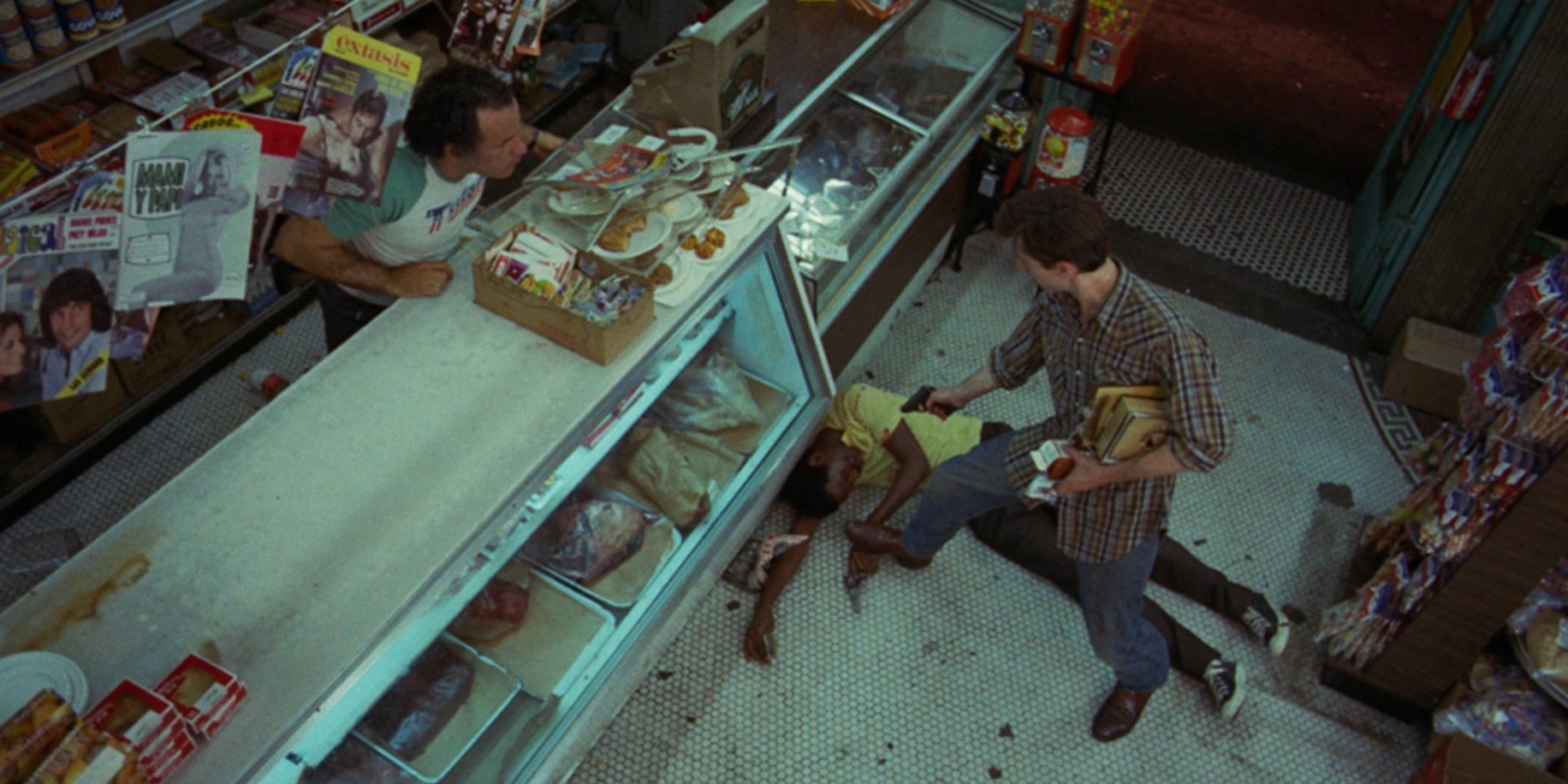 Travis thwarts a robbery in Taxi Driver.