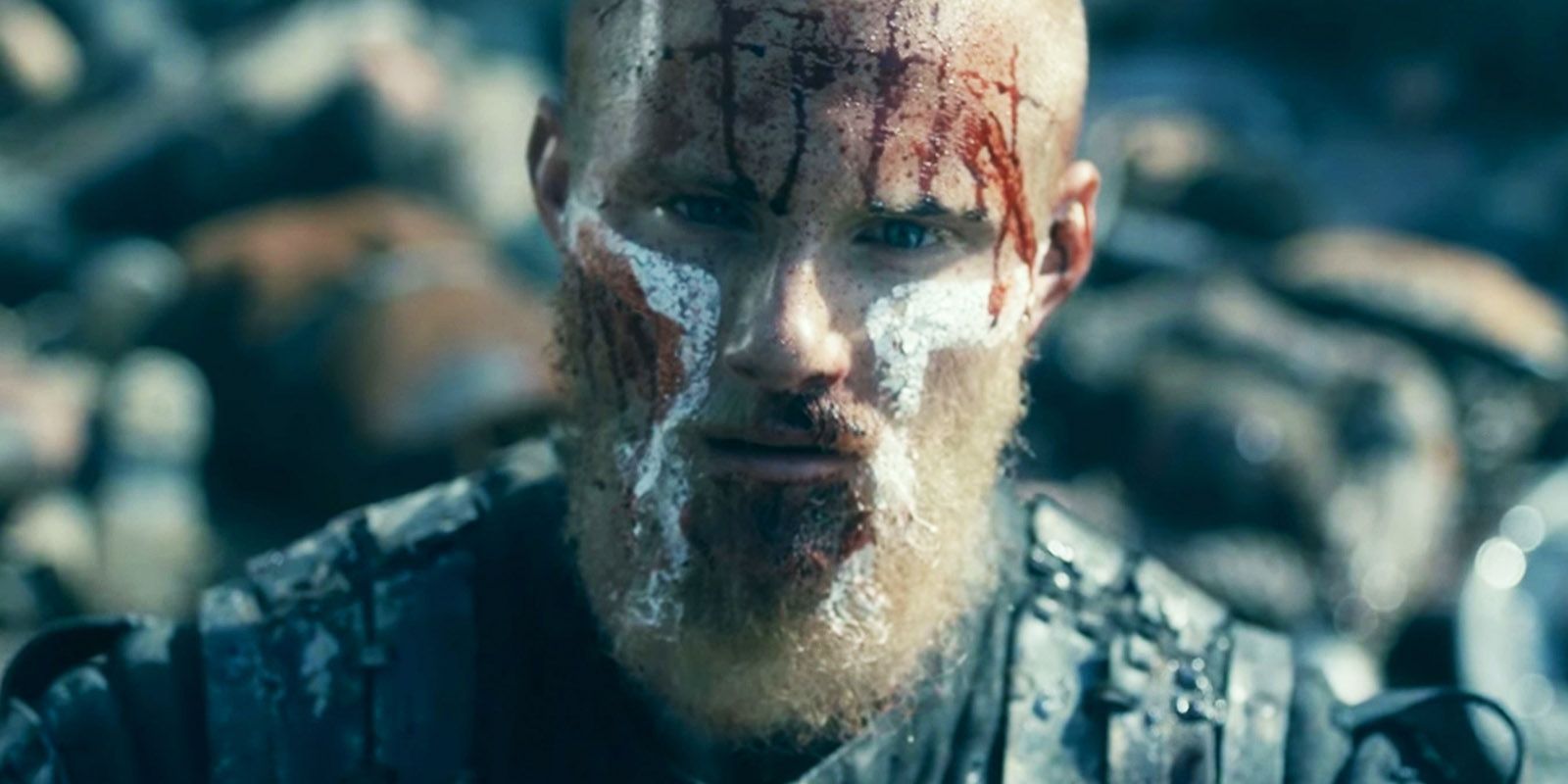 Bjorn com tinta e sangue no rosto em Vikings