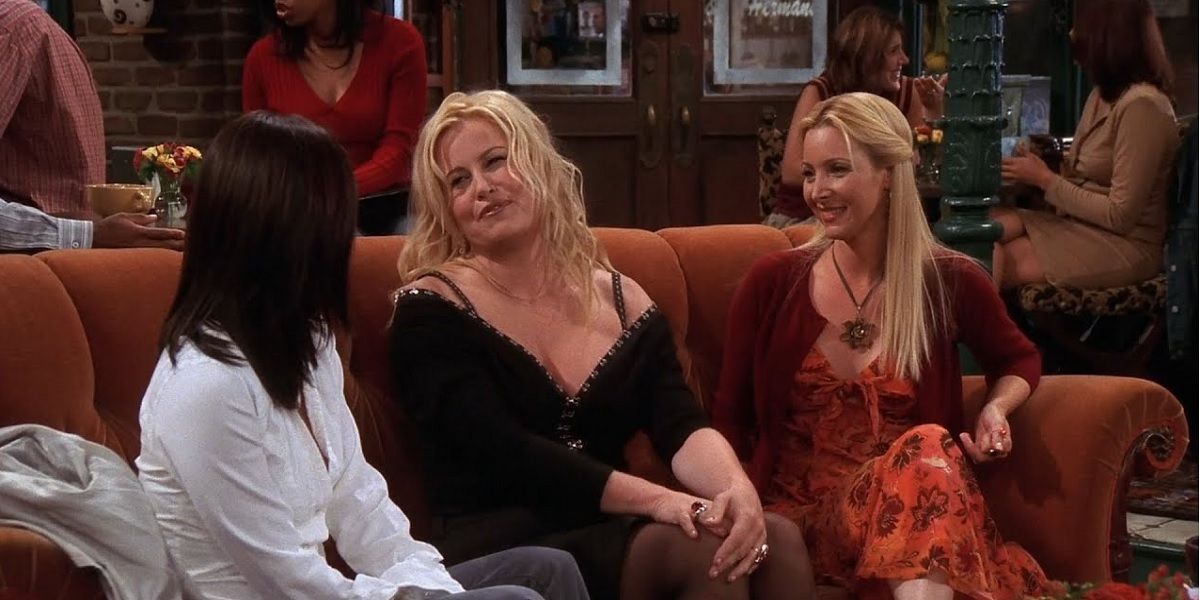Monica, Amanda and Phoebe all sit in the coffee house