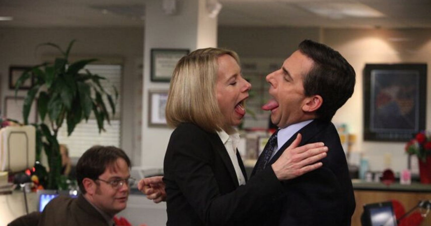 Michael and Holly kiss in The Office