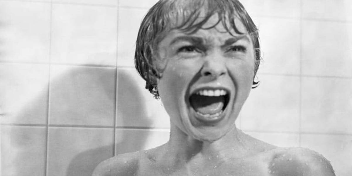 Marion gritando no chuveiro em Psicose.