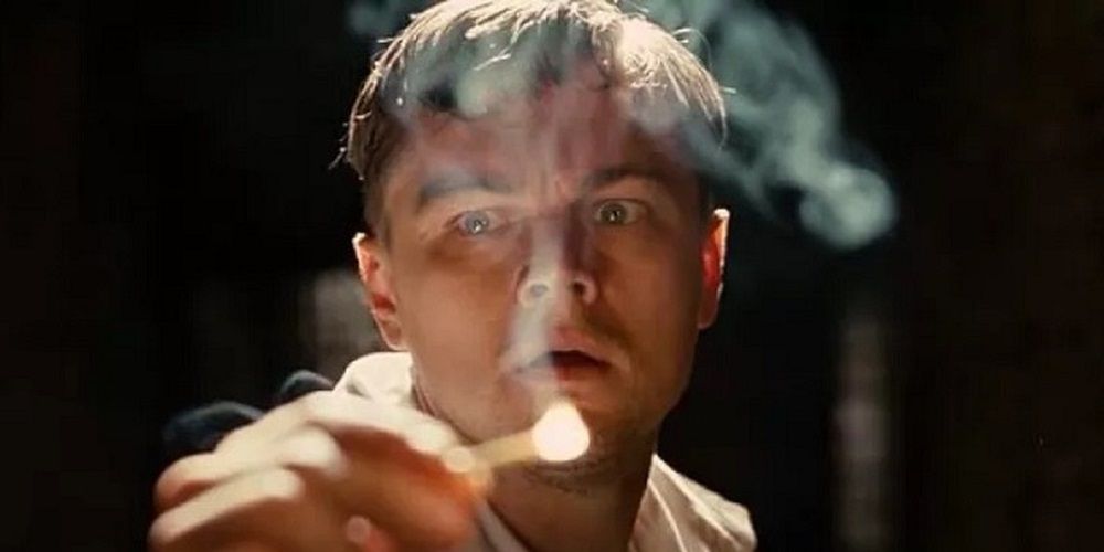 Leonardo DiCaprio segurando uma partida em Shutter Island (2010)
