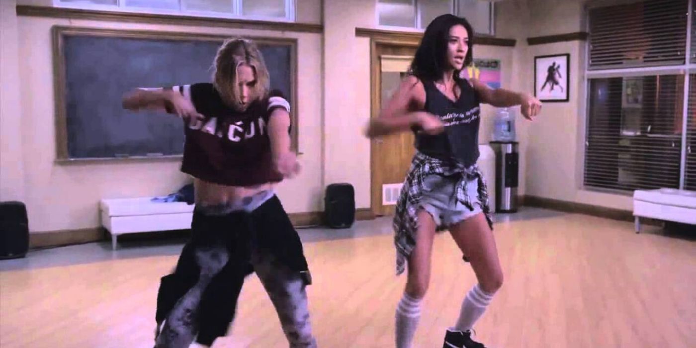 Hanna and Emily dancing at school on Pretty Little Liars